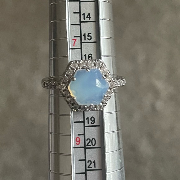 💛 2/$20 💛 Fragrant Jewels ring. Sz 8 - Picture 1 of 2